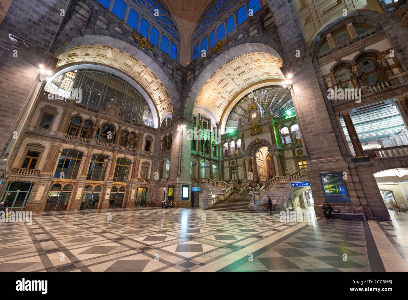 ANVERSA, BELGIO - 5 MARZO 2020: La principale sala della stazione ferroviaria di Anversa-Centraal, risalente al 1905. Foto Stock