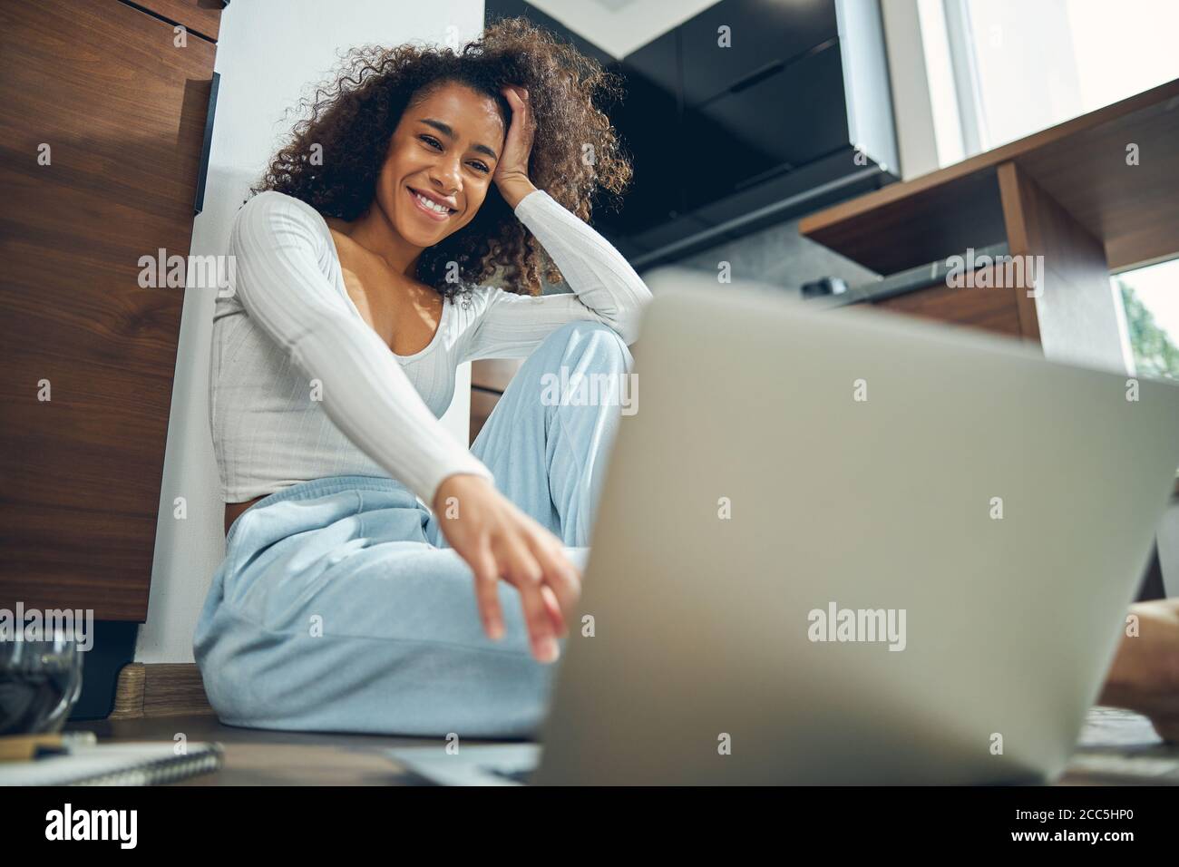 Allegra signora riccamente-testa sorridente alla macchina fotografica Foto Stock