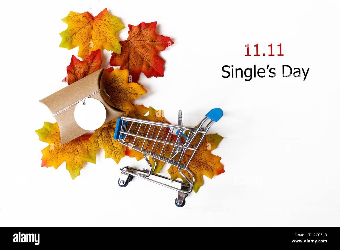 Single's giorno vendita concetto di Cina, 11.11. La confezione regalo e il carrello di shopping e testo 11.11 vendita giorno singolo con backgroung bianco Foto Stock