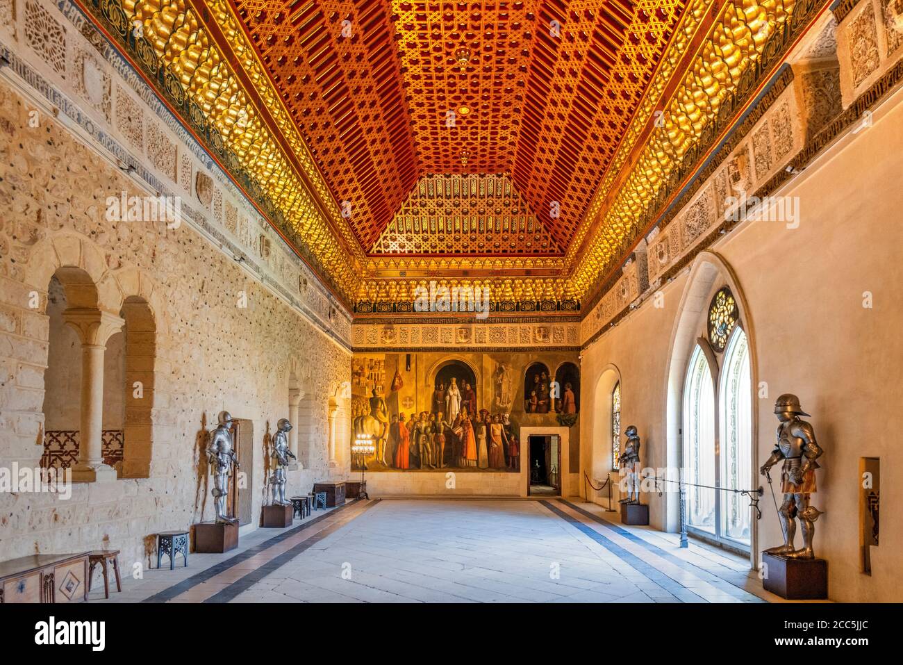 Sala della Galleria, con il murale dell'incoronazione di Isabella i di Castiglia sullo sfondo, Alcazar, Segovia, Castiglia e Leon, Spagna Foto Stock