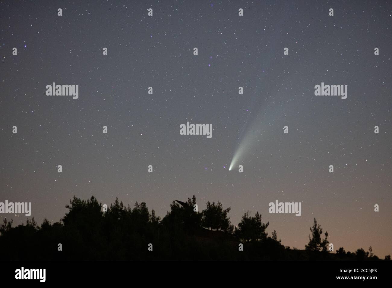 Cometa Neoswise nel cielo stellato di notte tra le montagne di Machairas, Cipro. Foto Stock