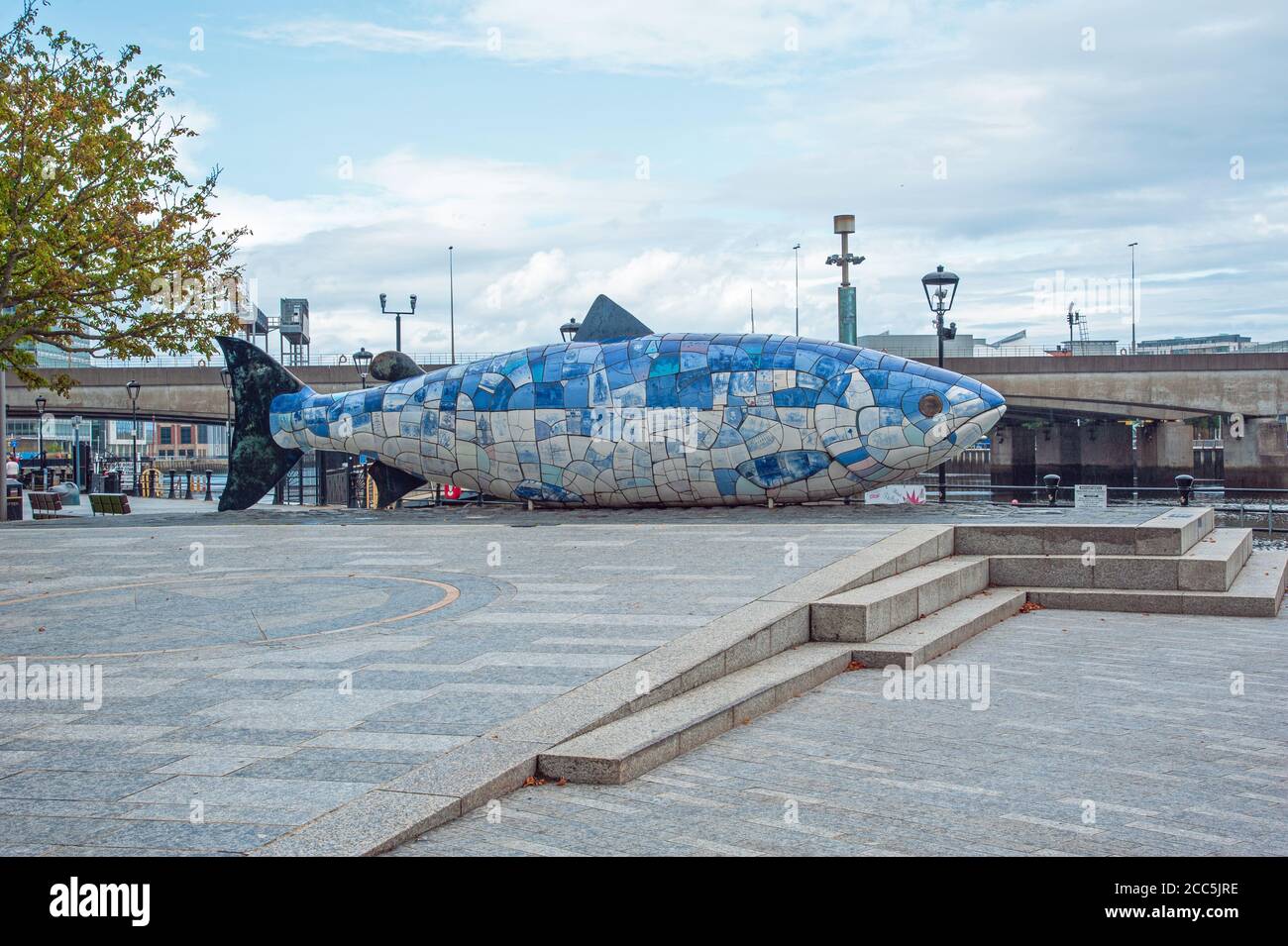 Belfast, Irlanda del Nord - 02 agosto 2020: Il Big Fish o il salmone della conoscenza, il Big Fish è una scultura a mosaico in ceramica stampata di John Kind Foto Stock