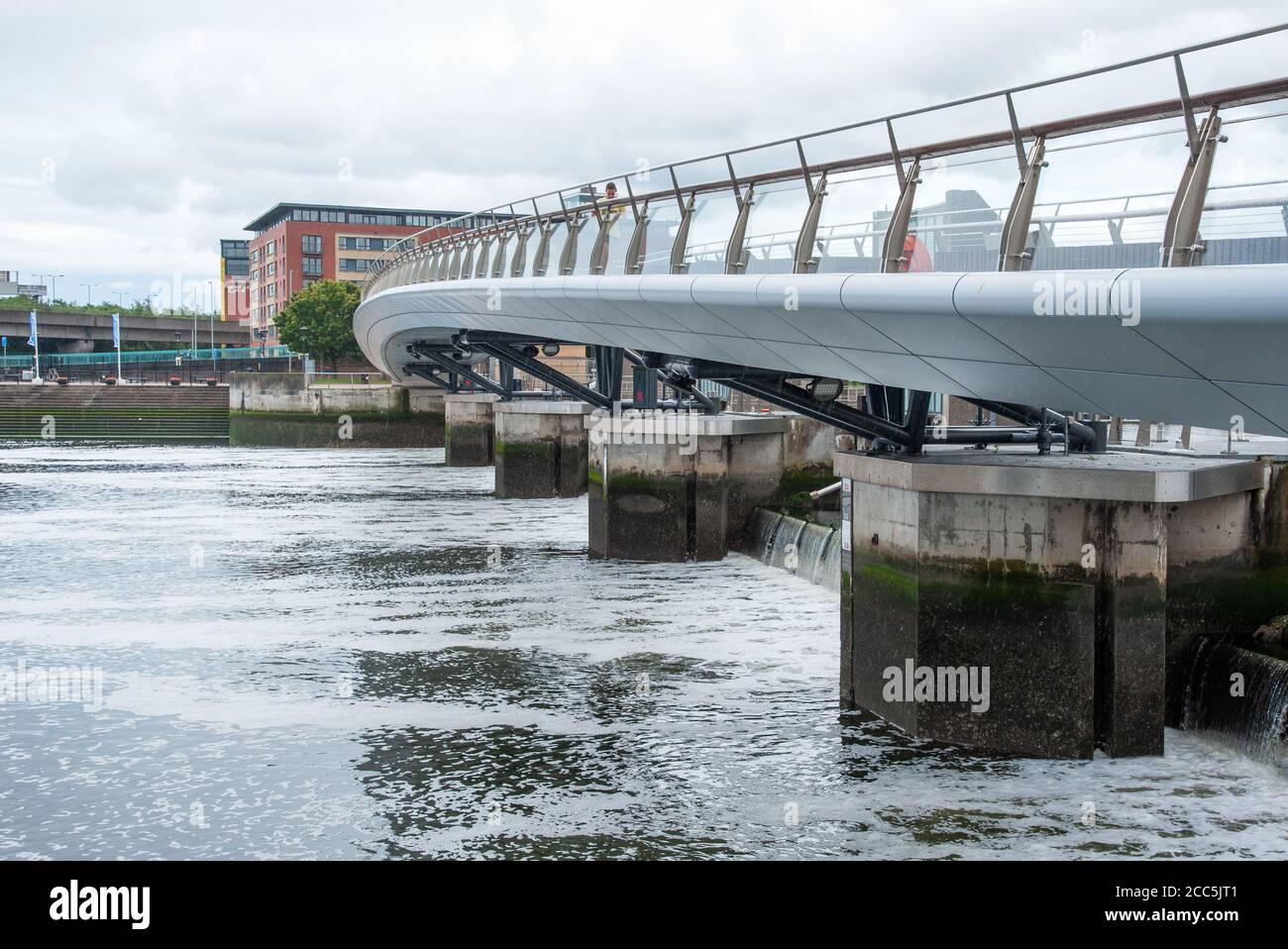 Il ponte pedonale sul fiume Lagan collega Donegall Quay con Queens Quay, Belfast, Irlanda del Nord, Regno Unito Foto Stock