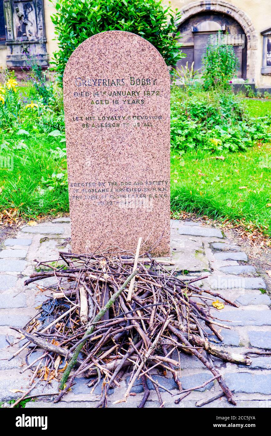 Edimburgo Scozia 6 agosto 2020 Greyfriars Bobby grave a Skye Terrier, che divenne noto a Edimburgo nel XIX secolo per la spesa presunta 14 anni di guar Foto Stock