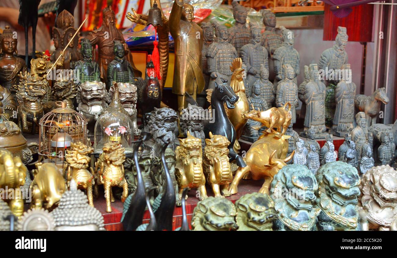 SHANGHAI, CINA - 7 maggio 2017 - souvenir cinesi. Varie figure asiatiche nel negozio di articoli da regalo di Shanghai Foto Stock