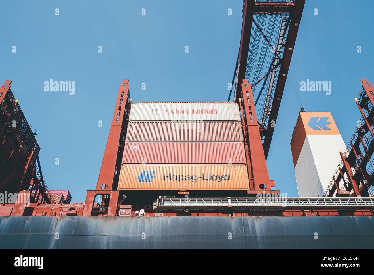 2020-08-16 Amburgo, Germania: Vista dall'angolo basso di grandi container su navi portacontainer operate da Hapag-Lloyd Foto Stock