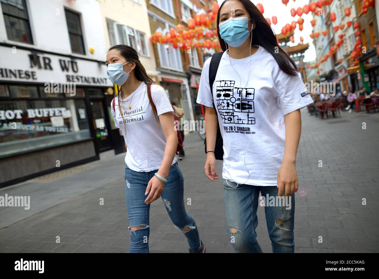 Londra, Inghilterra, Regno Unito. Due giovani donne cinesi che indossano maschere a Wardour Street, Chinatown, August2020 Foto Stock