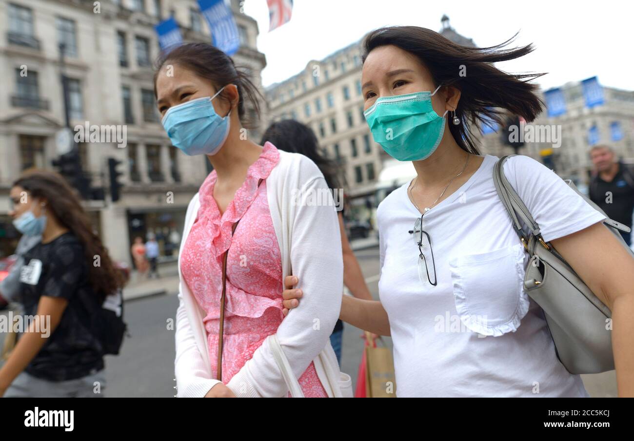 Londra, Inghilterra, Regno Unito. Due donne asiatiche che indossano maschere a Regent Street durante la pandemia COVID, agosto 2020 Foto Stock