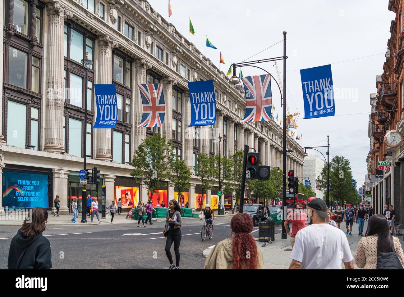 La gente fuori in Oxford Street, vicino ai grandi magazzini Selfridges. I banner "grazie" sono appesi sopra la strada per onorare i lavoratori chiave durante la pandemia di Covid-19. Foto Stock