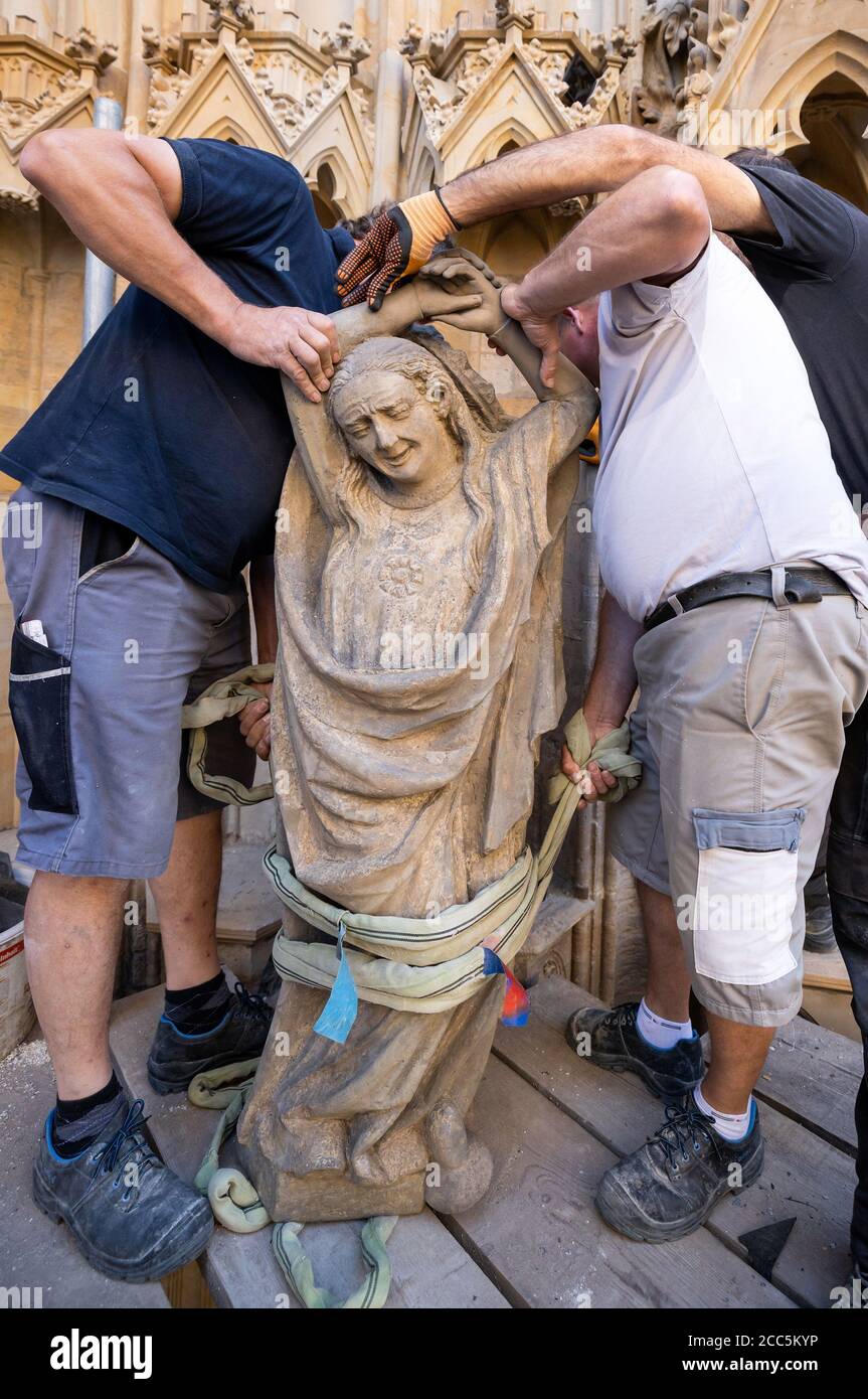 Erfurt, Germania. 19 agosto 2020. I dipendenti di un'azienda di restauro sollevano in posizione la prima scultura del Portale Virgin. Dopo il suo restauro, il gruppo di figure 'vergini stolti' sarà installato nel già ristrutturato portale vergine del triangolo presso la Cattedrale di Erfurt. Credit: Michael Reichel/dpa-Zentralbild/dpa/Alamy Live News Foto Stock