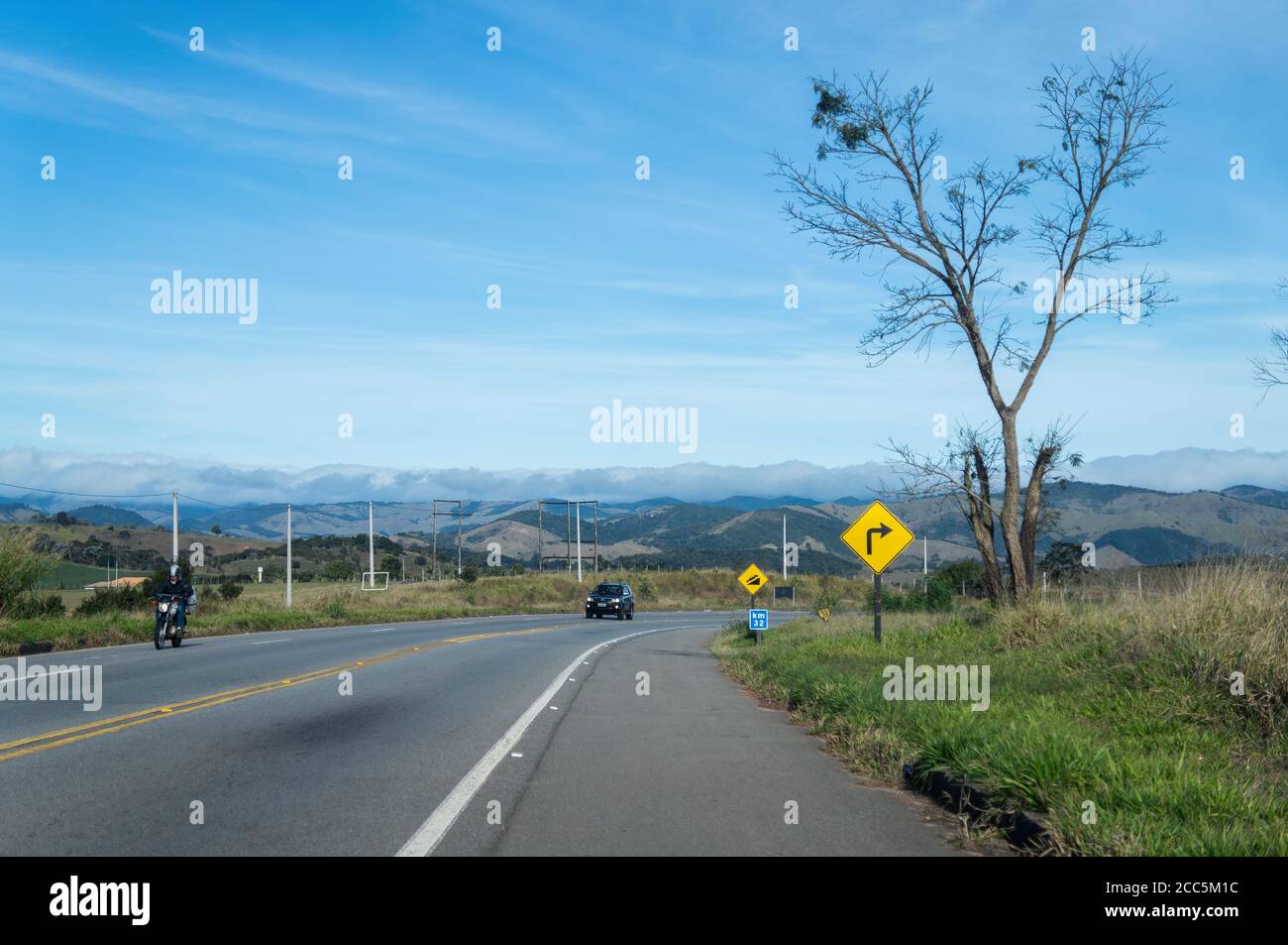 La bella linea di orizzonte tardo pomeriggio come visto al KM 32 della strada di Oswaldo Cruz (denominazione ufficiale: SP-125) durante l'inverno brasiliano. Foto Stock