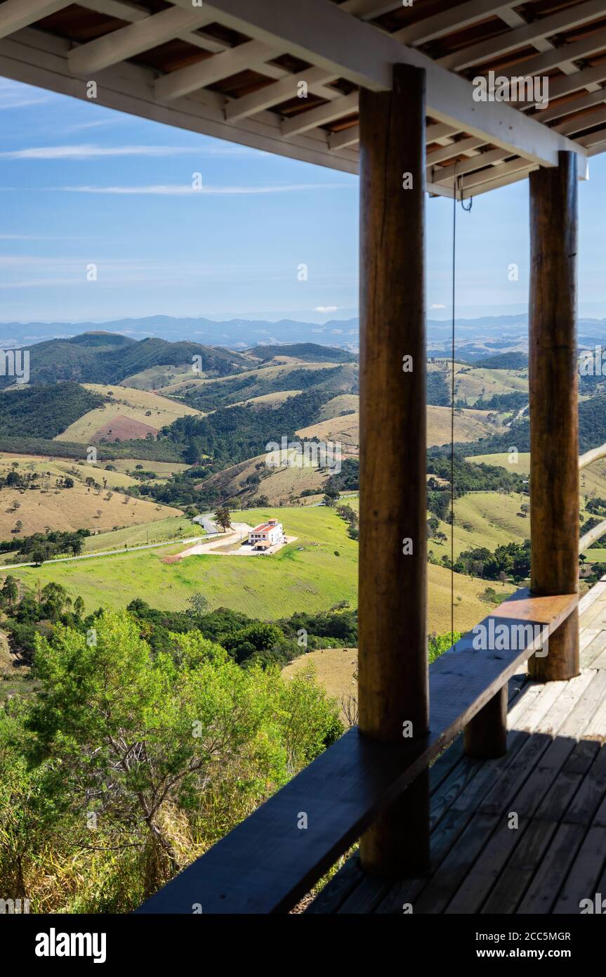 Vista dal portico di una piccola casa di fabbrica nella fattoria 'o Lavandario' della zona montagnosa di Cunha e Salvador Parcetti strada che corre nel mezzo. Foto Stock