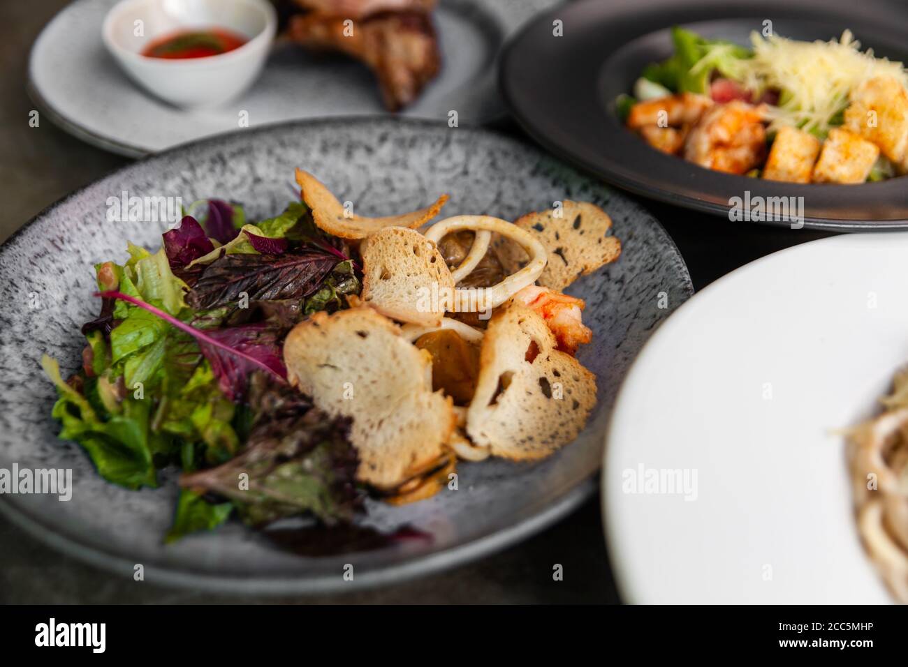 Tavolo pieno di insalate di cucina Mediterranea Foto Stock