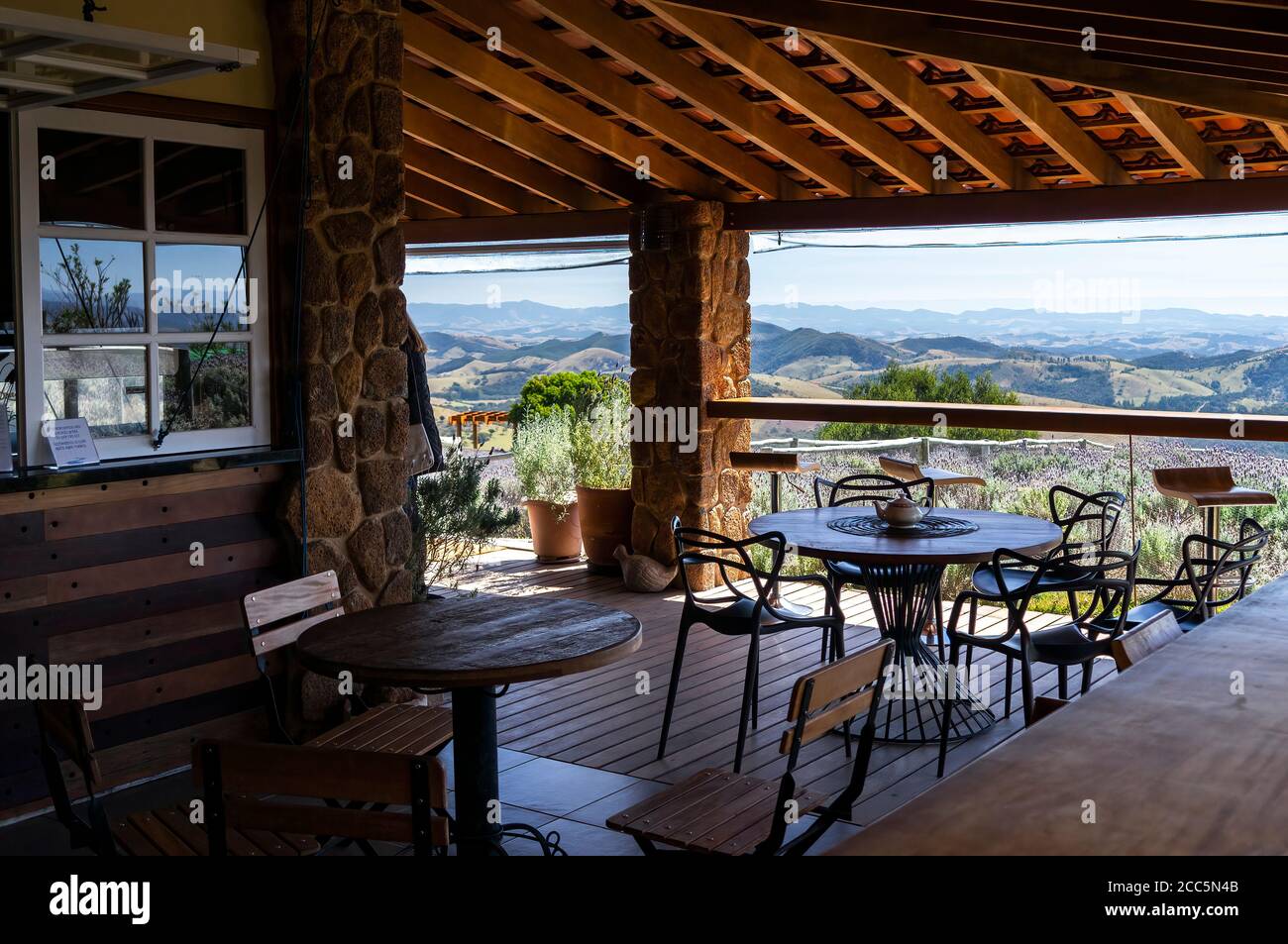 Portico decorato del negozio di articoli da regalo in stile provenzale all'interno della fattoria 'o Lavandario', dove i visitatori possono gustare un caffè e il bellissimo paesaggio di Cunha Foto Stock