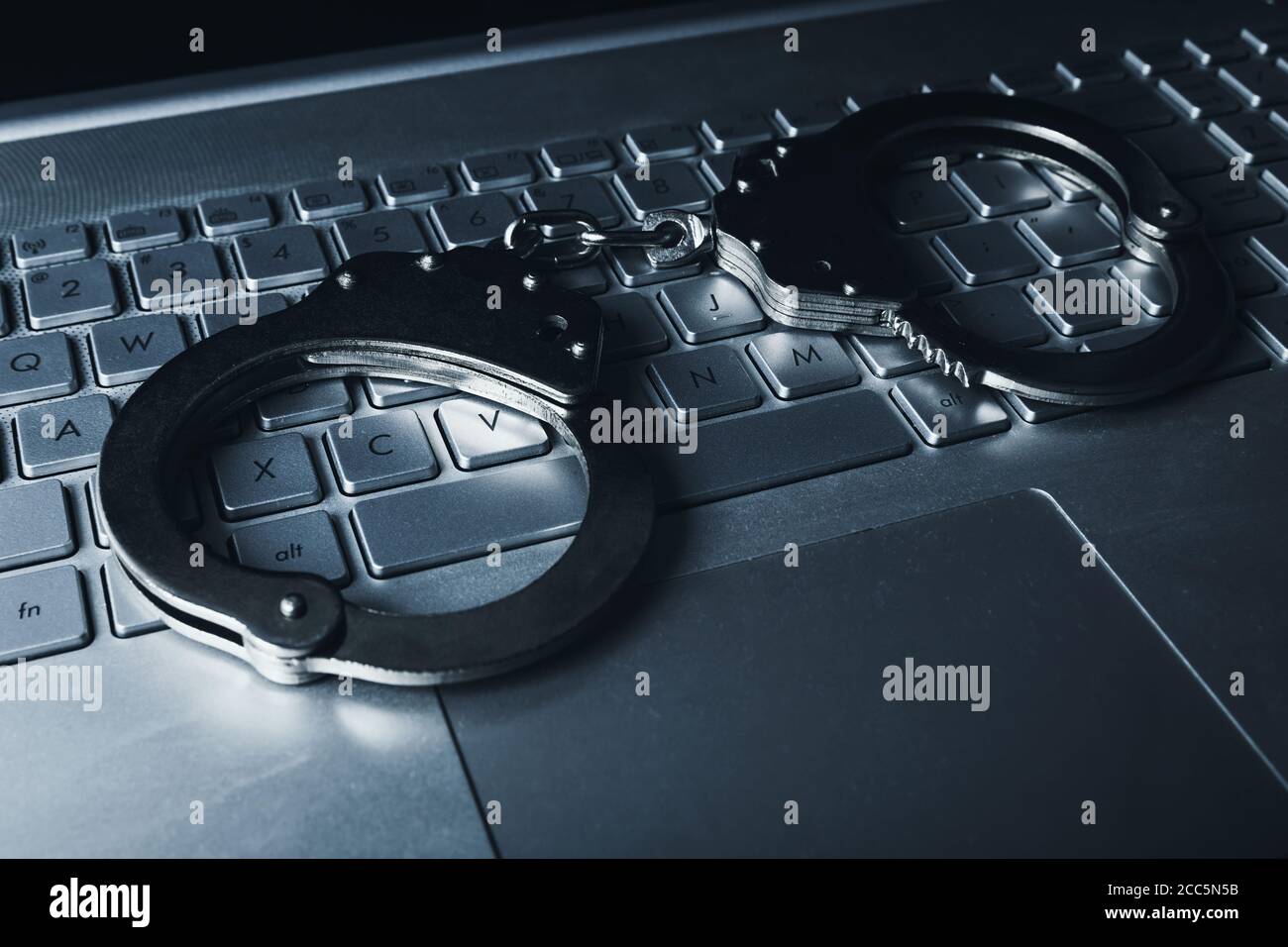 internet frode cibercriminalità concetto - manette su notebook keybpord Foto Stock
