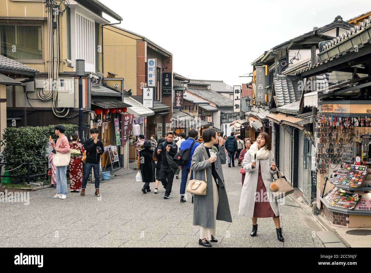 Persone che camminano nella vecchia strada di Gion, meta di attrazione turistica a Kyoto, Giappone Foto Stock