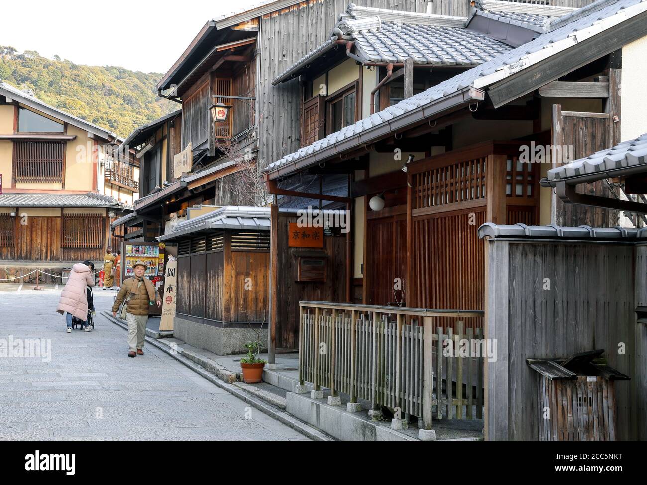 Tradizionale vecchia strada di Gion, meta turistica di Kyoto, Giappone Foto Stock
