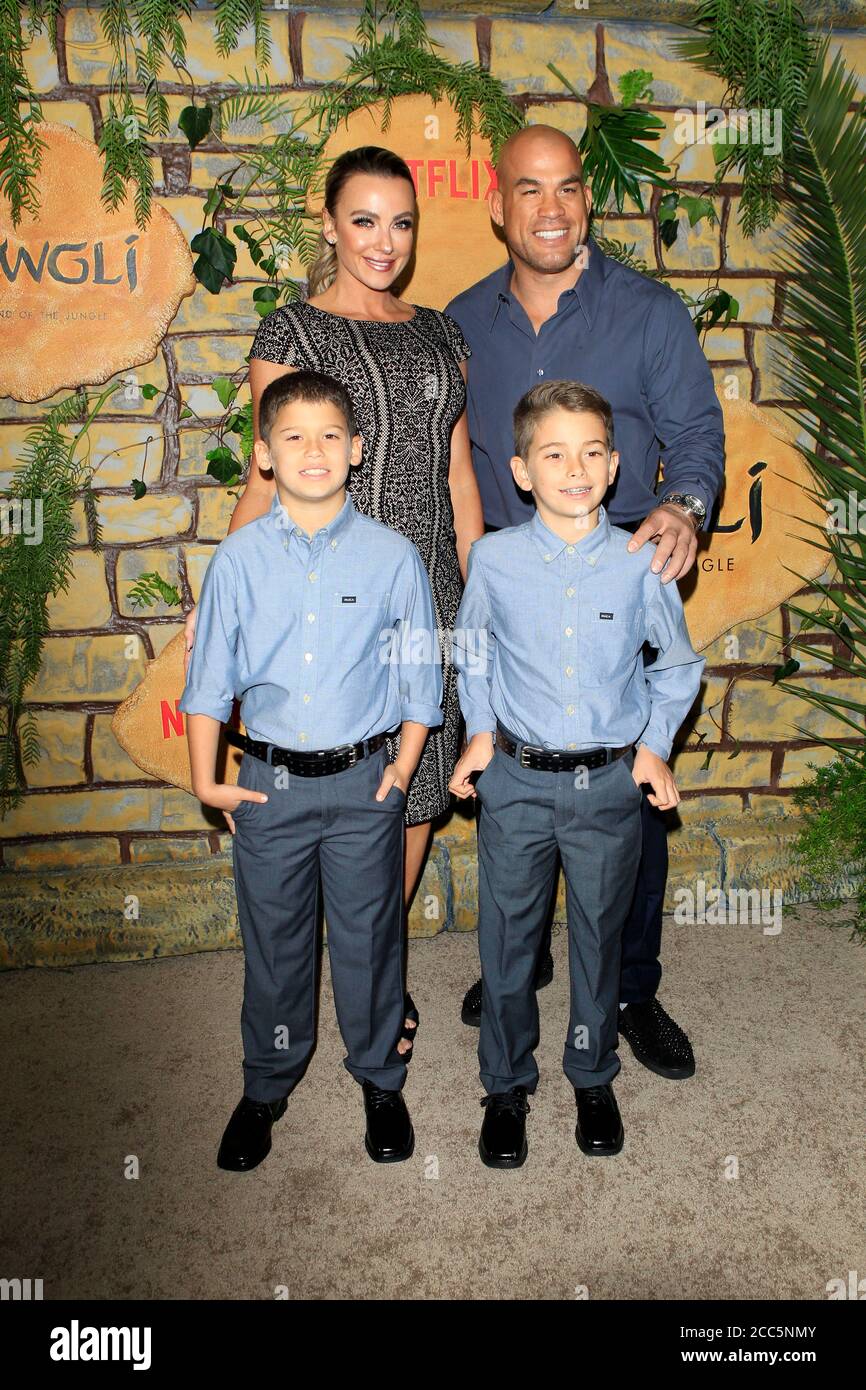 LOS ANGELES - NOV 28: Amber Nichole Miller, Tito Ortiz, i suoi figli al Mowgli: Leggenda della Jungle Premiere al Teatro ARCLIGHT il 28 novembre 2018 a Los Angeles, California Foto Stock