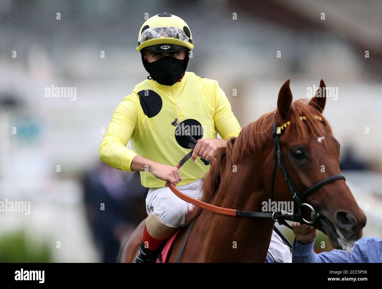 Jockey Andrea Atzeni su Juan Elcano davanti allo Sky Bet Great Voltigeur Stakes durante il giorno uno dello Yorkshire Ebor Festival all'Ippodromo di York. Foto Stock