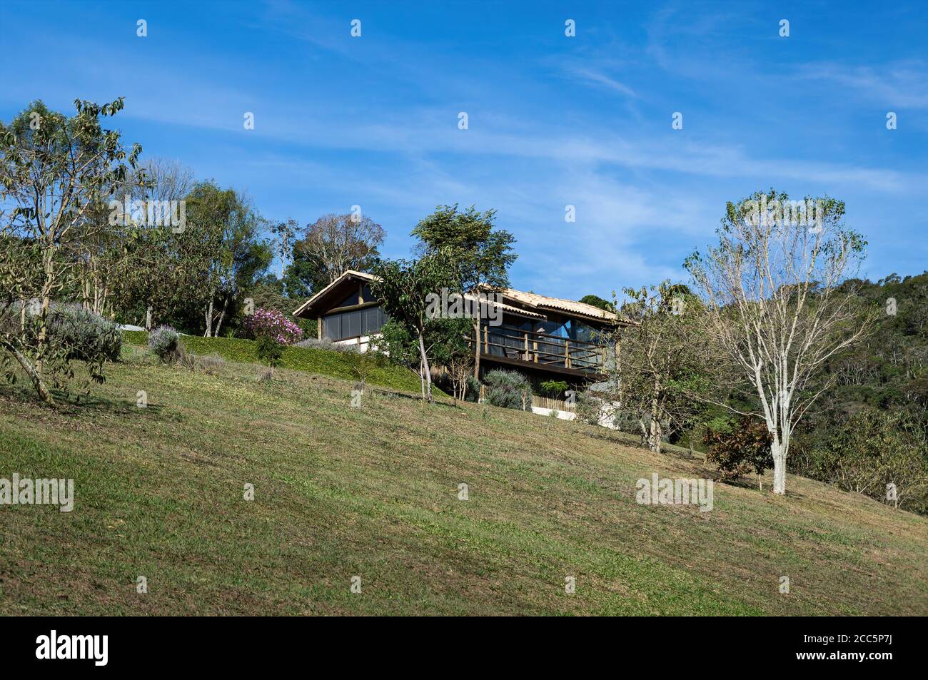 Una grande casa accogliente situata su una delle colline all'interno di terreni agricoli o Contemplario. Ranch noto per la sua piantagione di campi di lavanda e prodotti derivati. Foto Stock