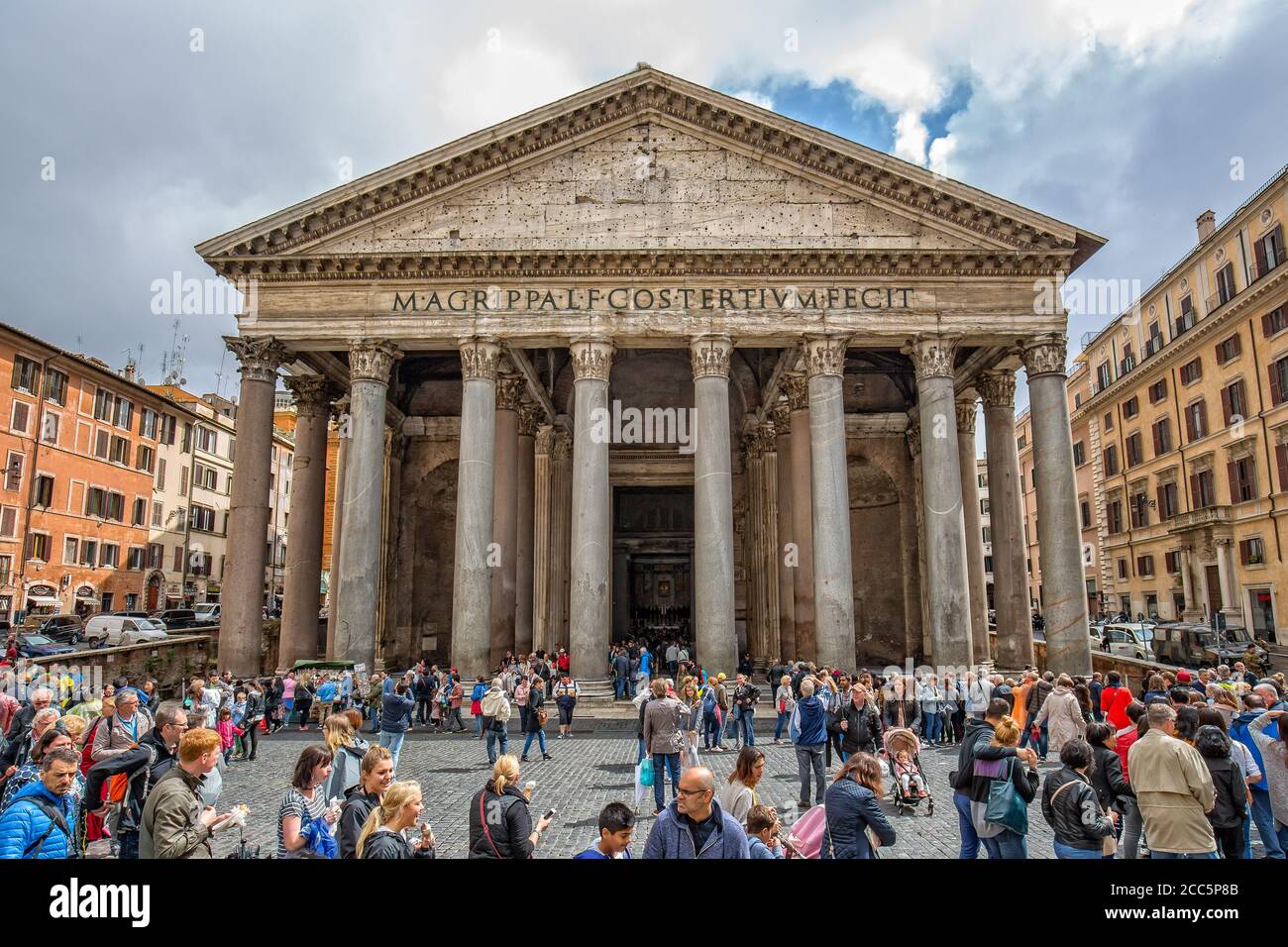 Roma, Italia - 14 maggio 2016: Veduta del Pantheon - Antico Tempio Romano - nel centro di Roma, una delle attrazioni turistiche più famose di Roma Foto Stock