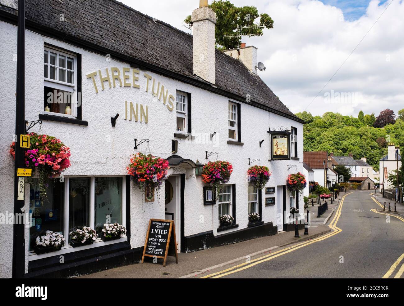 The Three Tuns Inn vecchio pub nel 2020. Bridge Street, Chepstow, Monmouthshire, Galles, Regno Unito, Gran Bretagna Foto Stock