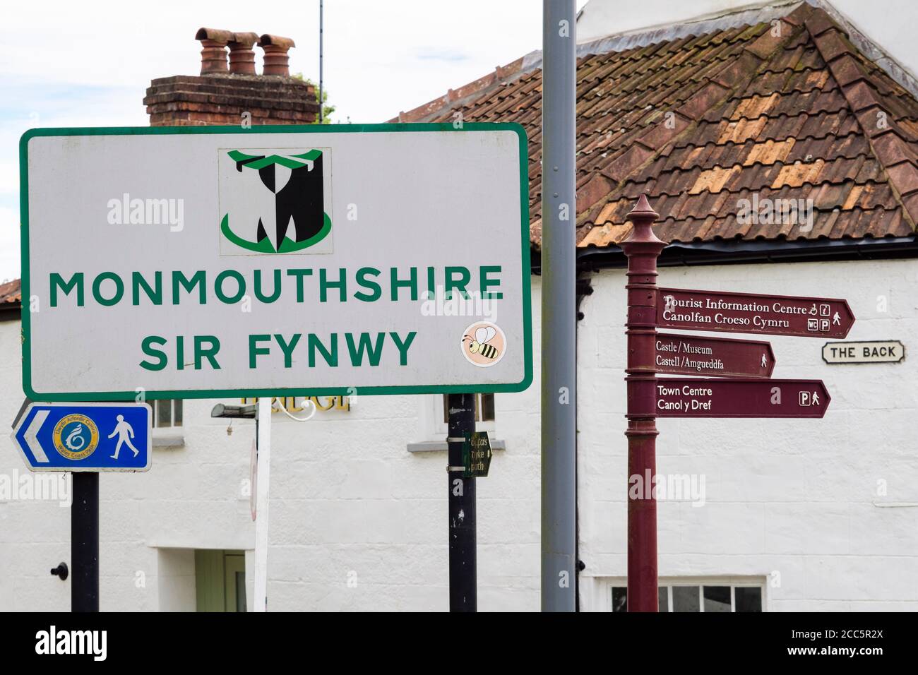 Nome confine della contea bilingue in inglese e gallese. Chepstow, Monhuthshire / Sir Fynwy, Galles, Regno Unito, Gran Bretagna Foto Stock