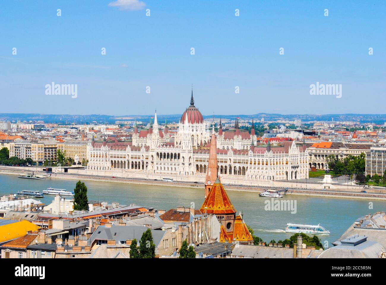 L'edificio del Parlamento ungherese in lontananza Foto Stock