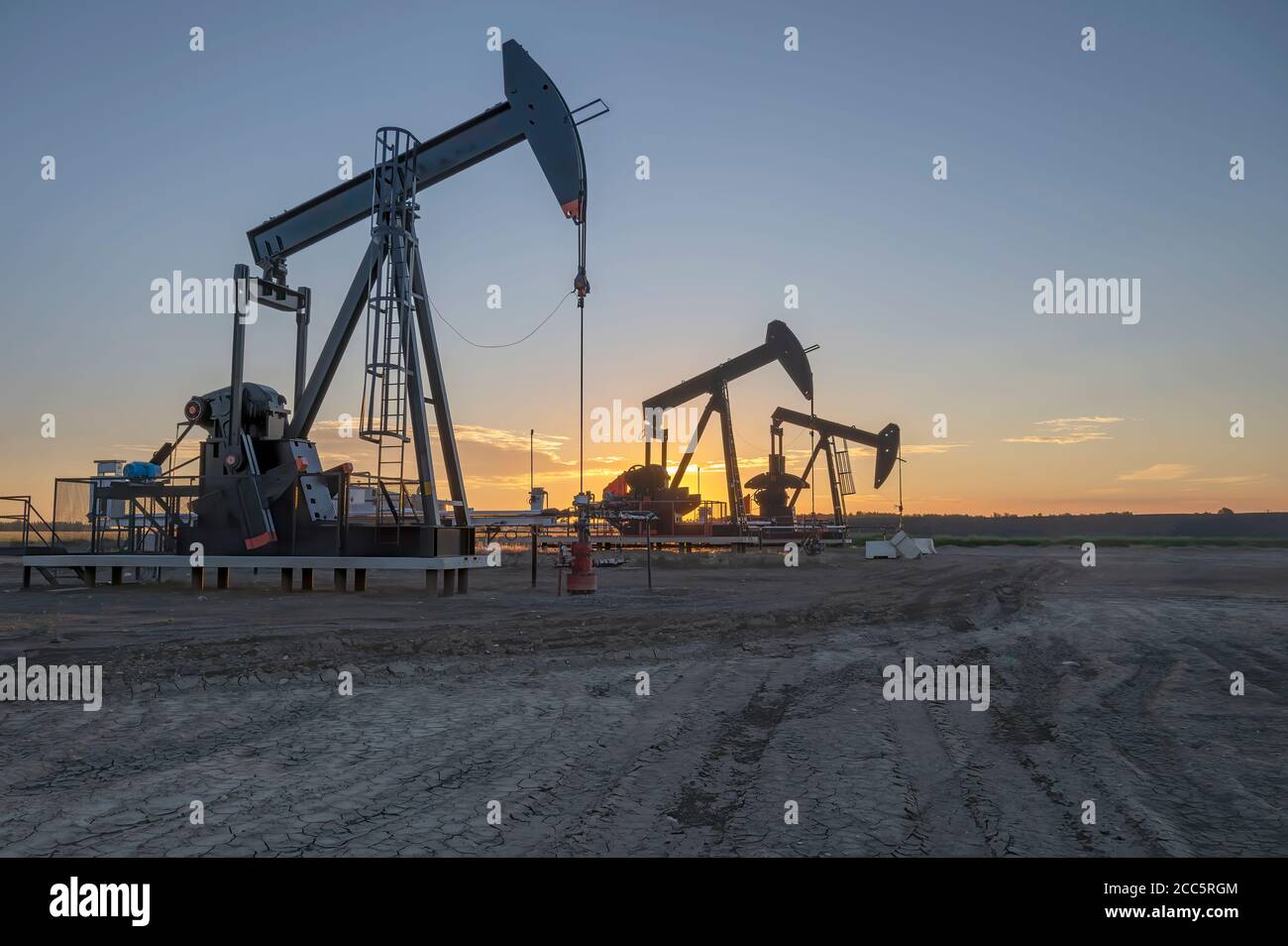 Olio pompa all'alba vicino Crossfield, Alberta, Canada Foto Stock