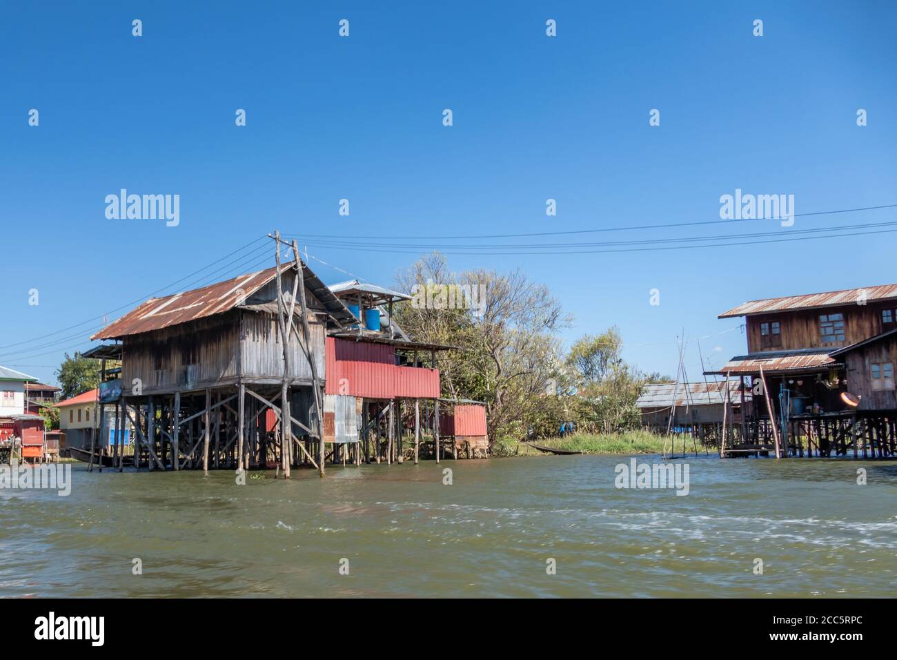LAGO INLE, MYANMAR - 21 GENNAIO 2020: Case galleggianti villaggio lungo il lago Inle in Birmania Foto Stock