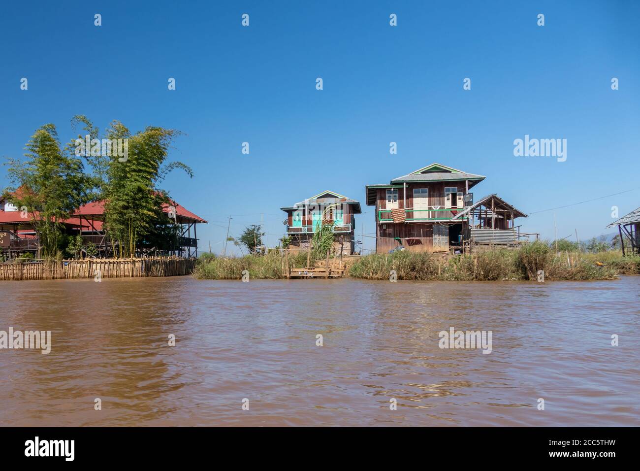 LAGO INLE, MYANMAR - 21 GENNAIO 2020: Case galleggianti villaggio lungo il lago Inle in Birmania Foto Stock