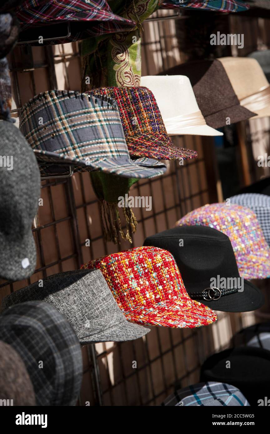 Esposizione di cappelli in vendita al di fuori di un negozio. Foto Stock