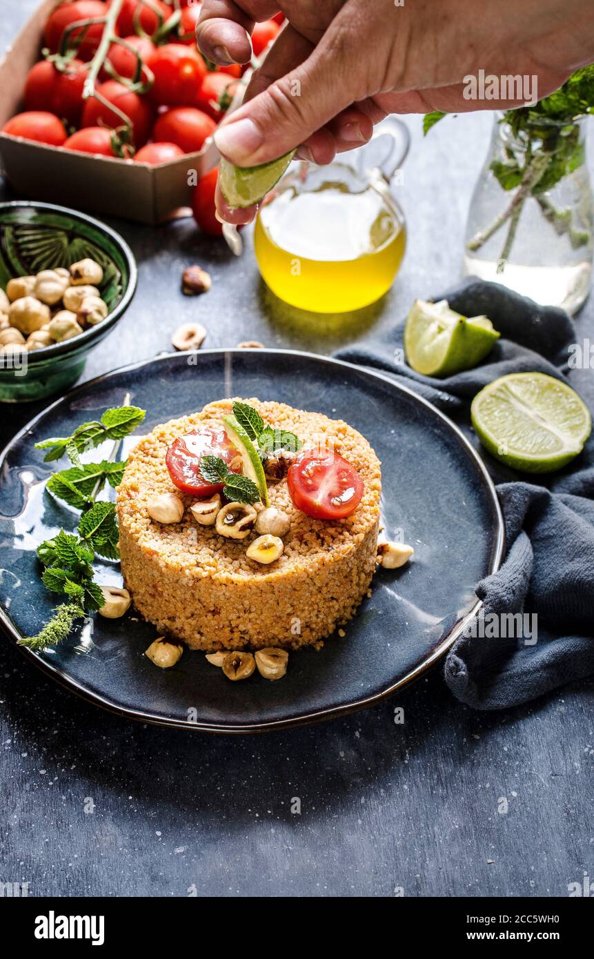 Cous cous con pomodoro di ciliegia e pesto di nocciola Foto Stock