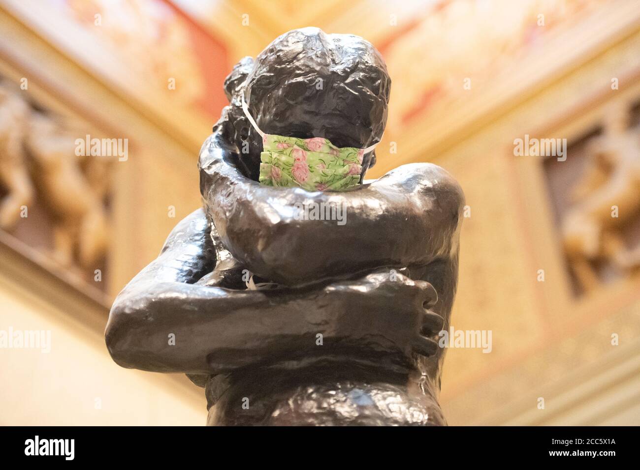 Manchester, Regno Unito. 19 agosto 2020. Una copertura facciale è vista su parte della scultura Rodin 'Eve and Age of Bronze' mentre la Galleria d'Arte di Manchester si prepara a riaprire le sue porte al pubblico giovedì 20 agosto dopo la chiusura temporanea durante il Covid-19 Outbreak Credit: Russell Hart/Alamy Live News Foto Stock