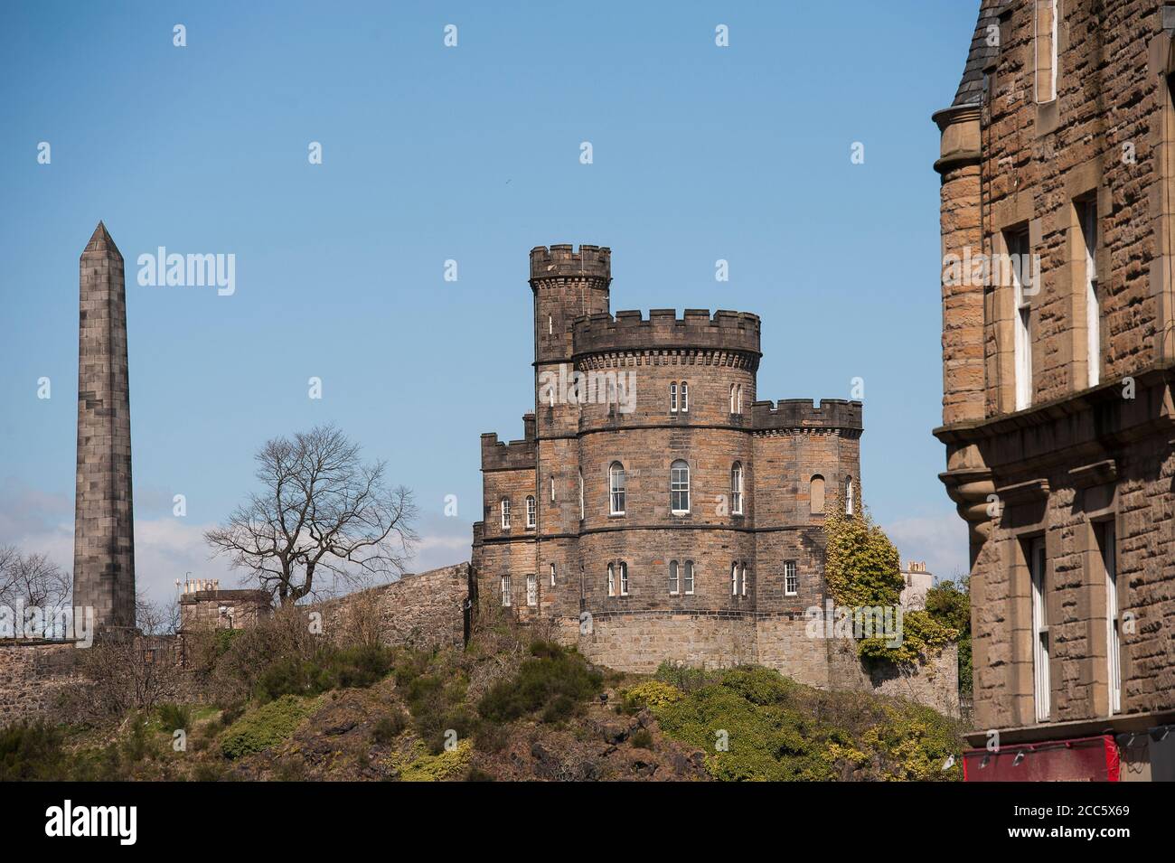La Casa del Governatore del Governo Scozzese su Calton Hill con il Monumento dei Martiri politici alle spalle, Edimburgo, Scozia. Foto Stock