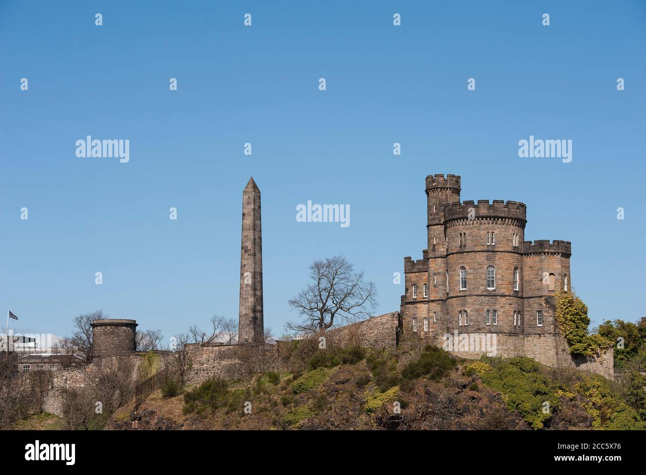 La Casa del Governatore del Governo Scozzese su Calton Hill con il Monumento dei Martiri politici alle spalle, Edimburgo, Scozia. Foto Stock