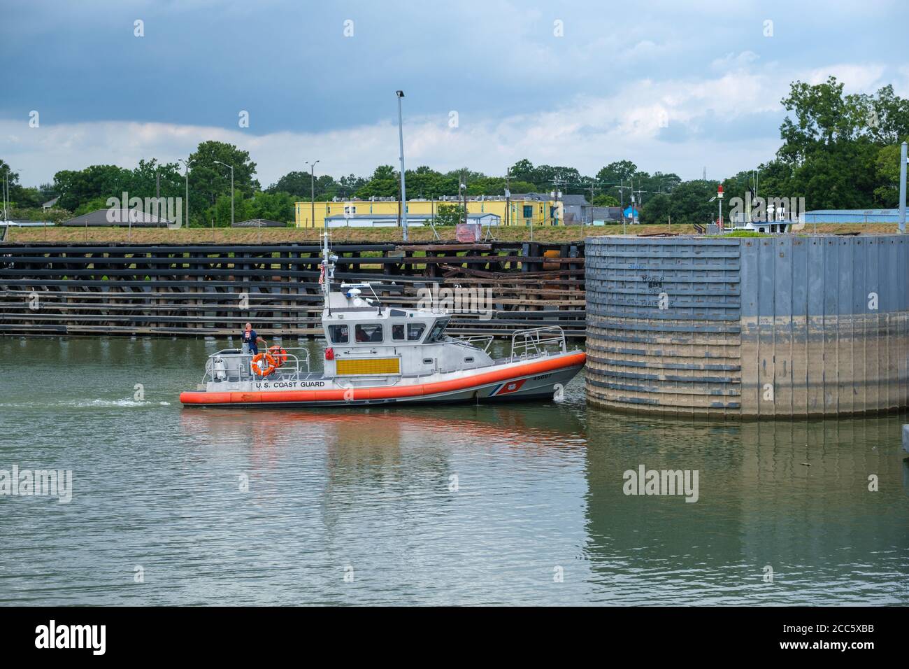 New Orleans, Louisiana/USA - 8/2/2020: Nave della Guardia Costiera americana nel canale industriale a St. Claude Drawbridge Foto Stock