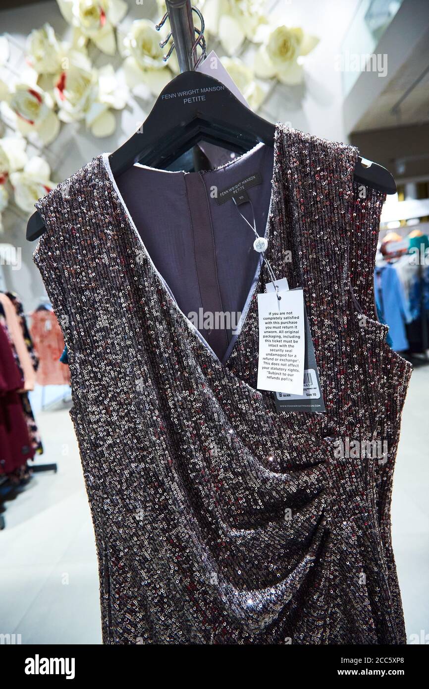 Un abito da Fenn Wright Manson con un'etichetta che specifica che l'articolo deve essere non indossato per la qualità per un rimborso. I rivenditori di moda stanno combattendo sempre più alti tassi di rendimento. Foto Stock