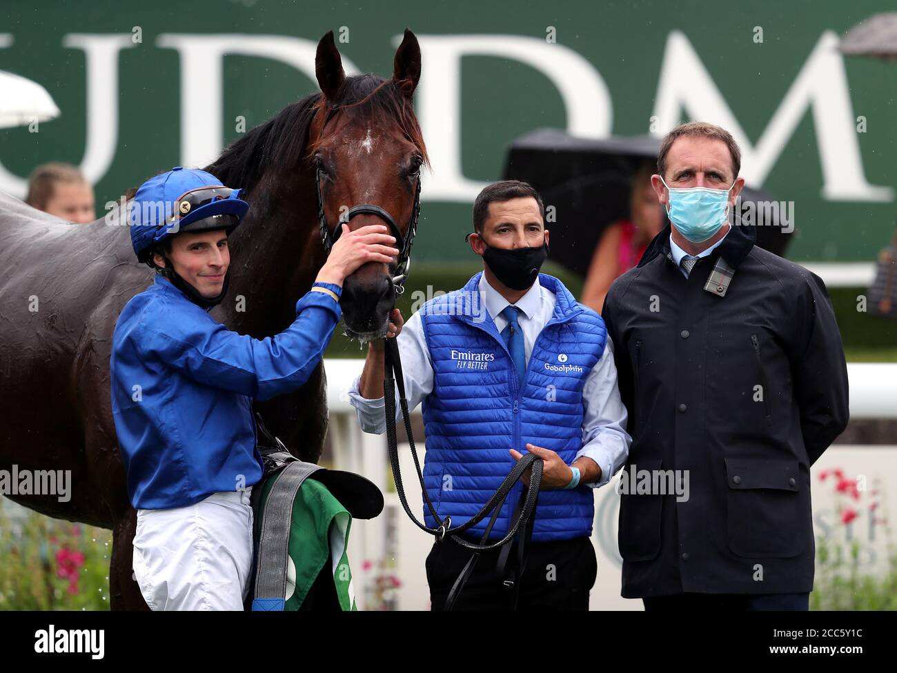 Jockey William Buick festeggia dopo aver vinto la Juddmonte International Stakes (British Champions Series) su Ghaiyyyath durante il primo giorno dello Yorkshire Ebor Festival all'Ippodromo di York. Foto Stock