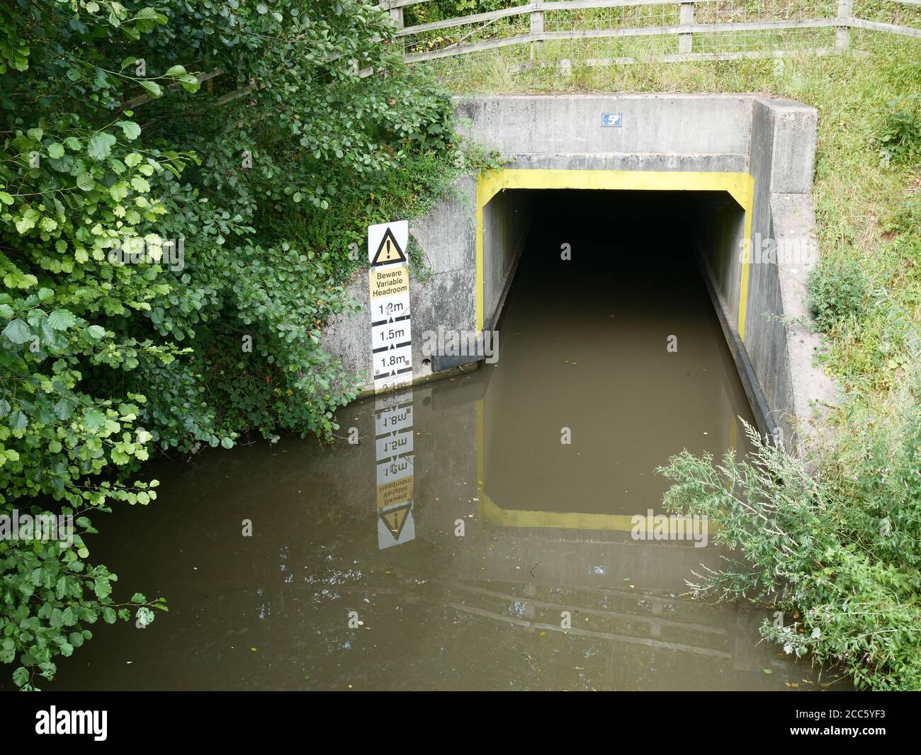 Droitwich Canal M5 tunnel numero 5 offre molto poco spazio di testa. Foto Stock