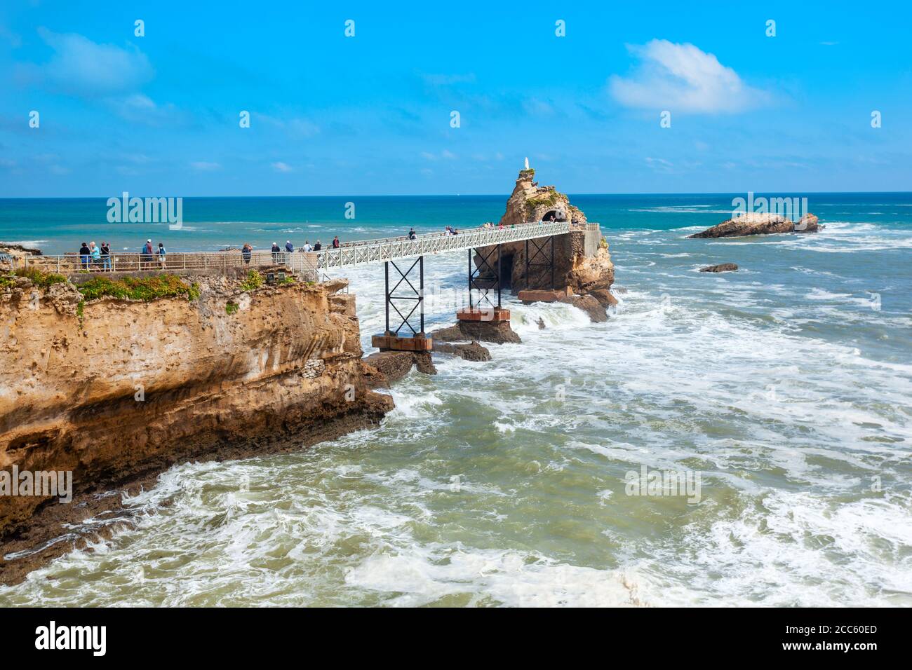 La roccia della Vergine o le rocher de la Vierge è un turistico naturale punto di riferimento nella città di Biarritz in Francia Foto Stock