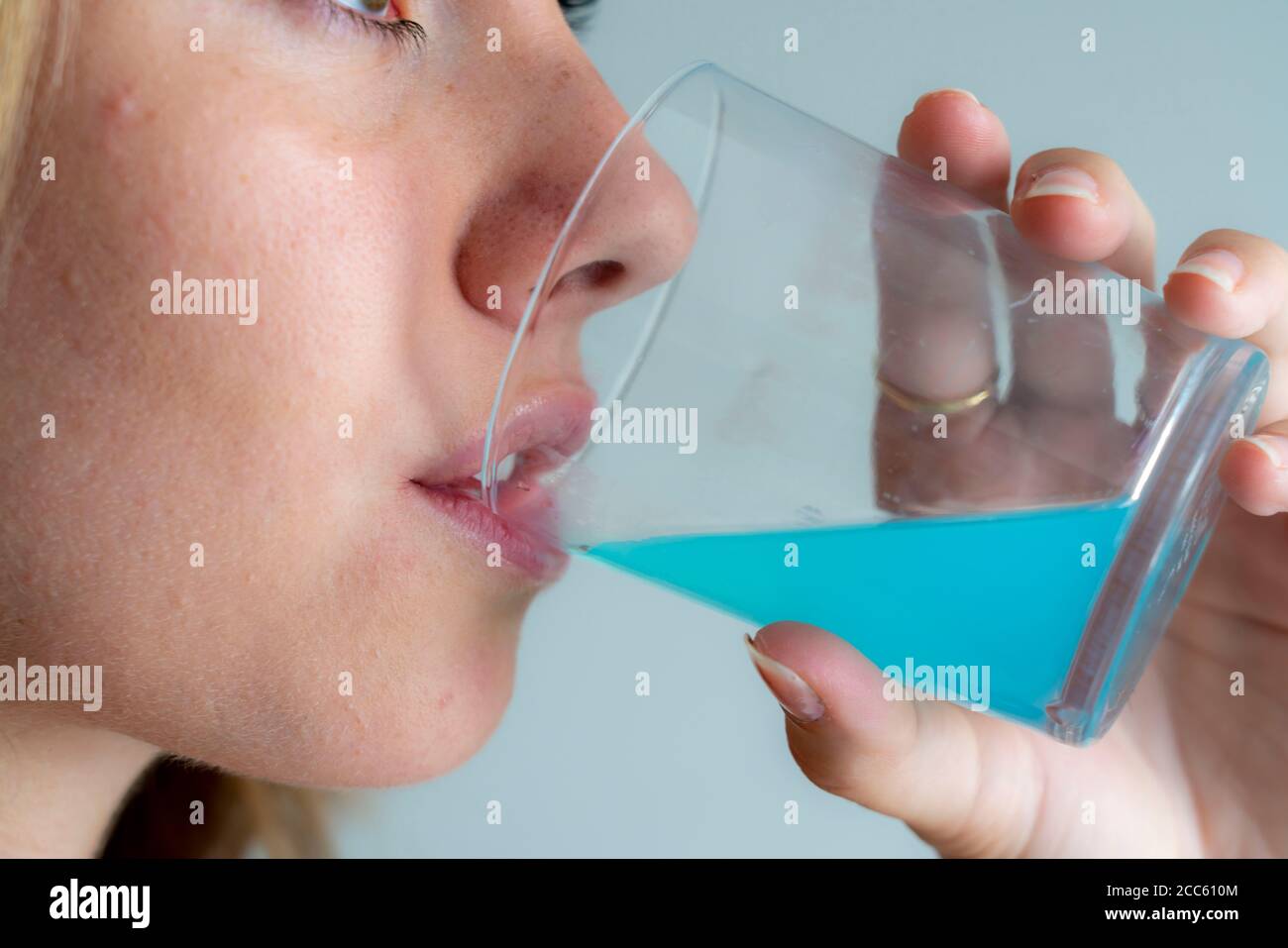 Alito cattivo, prevenzione attraverso pulizia, risciacquo della bocca, Foto Stock