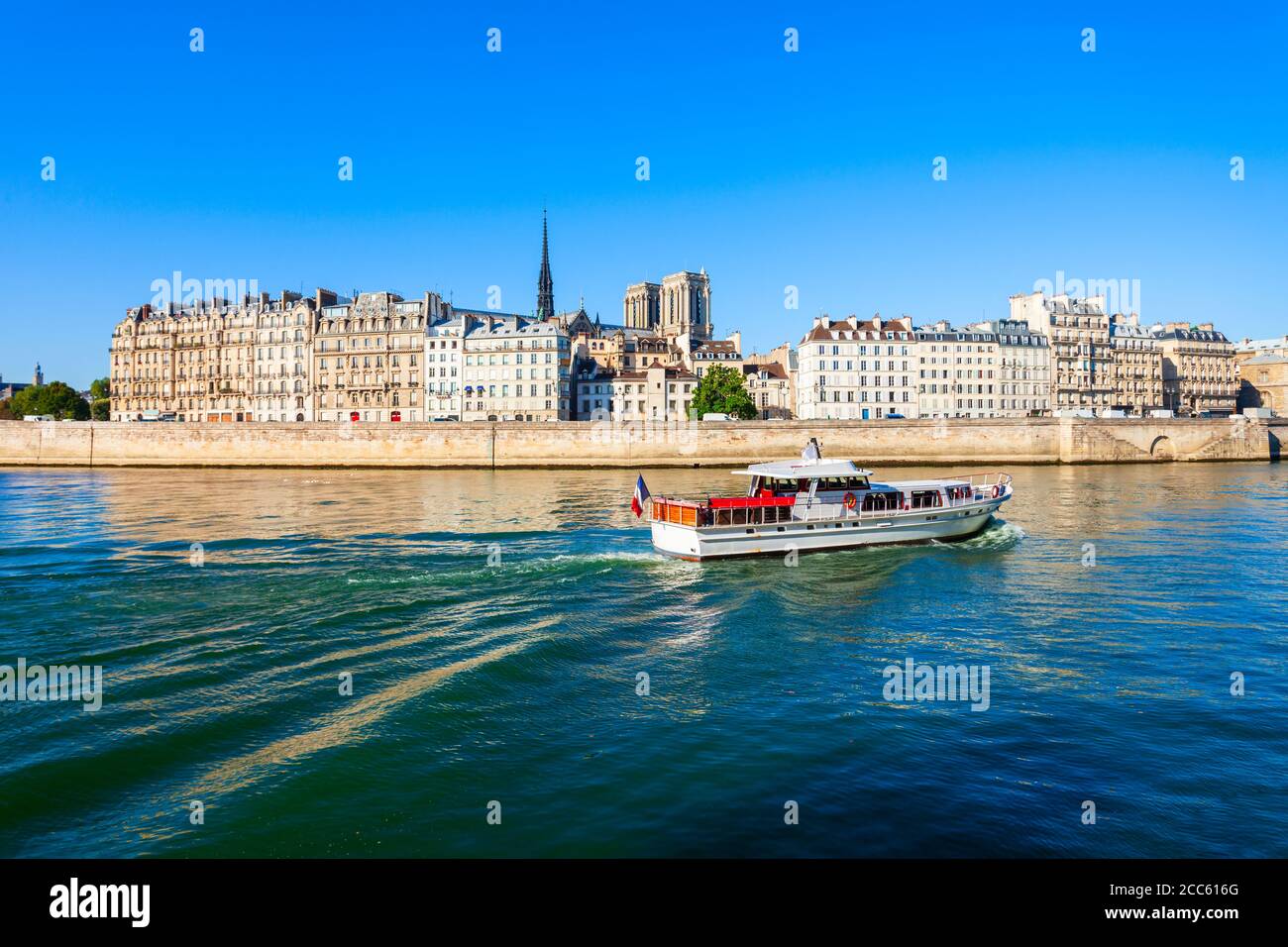 Tour turistico della città in barca sul fiume Senna a Parigi In Francia Foto Stock