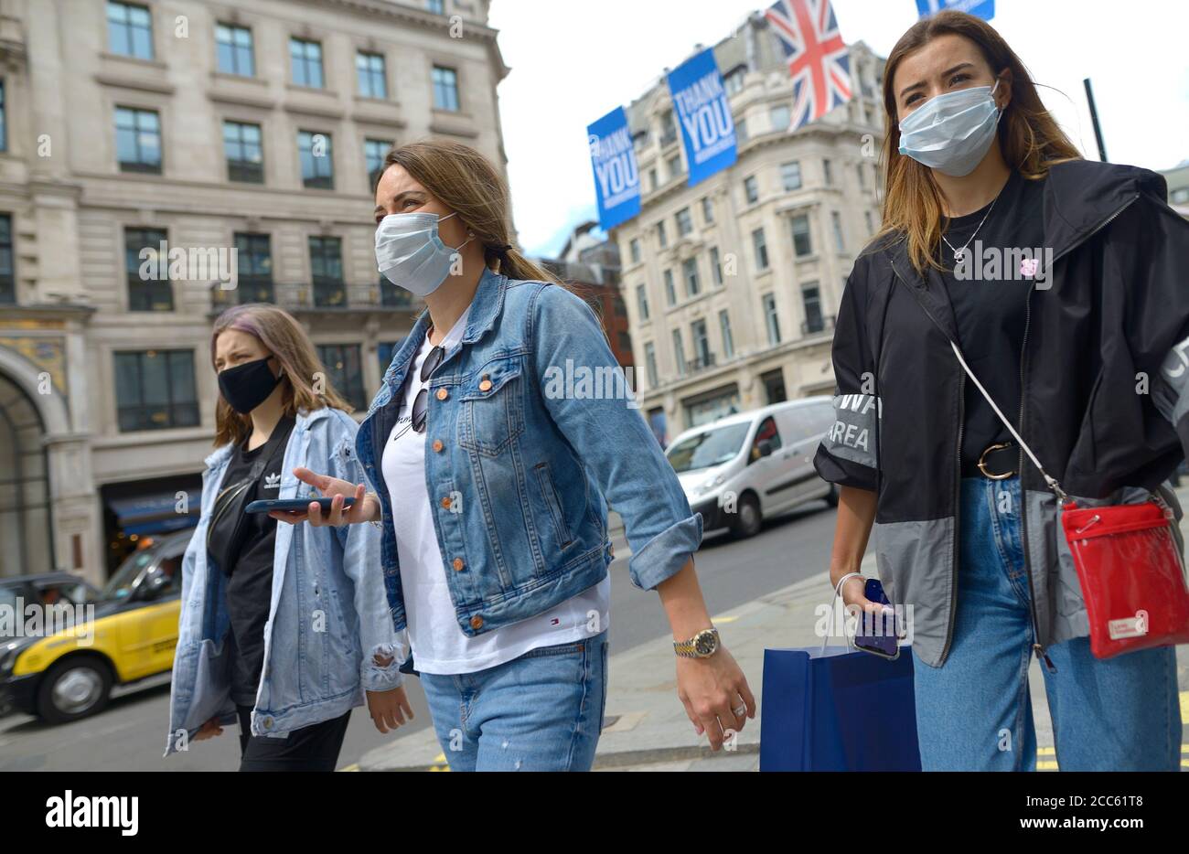 Londra, Inghilterra, Regno Unito. Giovani donne che indossano maschere a Regent Street durante la pandemia COVID, agosto 2020 Foto Stock