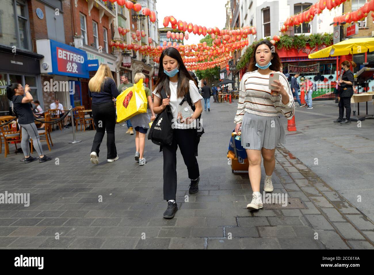 Londra, Inghilterra, Regno Unito. Due giovani donne cinesi a Wardour Street, Chinatown, durante la pandemia COVID, agosto 2020 Foto Stock