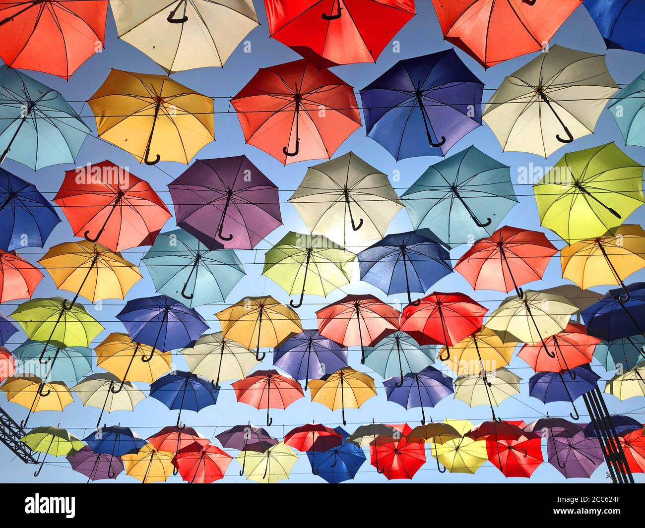 Odesa, Ucraina - 24 agosto 2018: Arkadiyska Alley, la tettoia di ombrelloni. Il colorato ombrellone decora la strada e salva dal sole bruciante Foto Stock