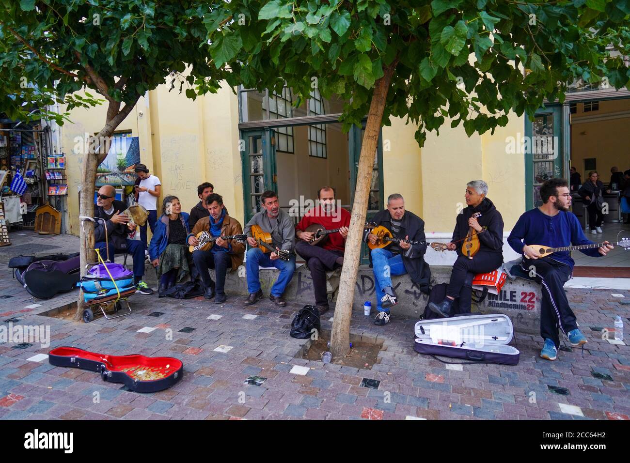 Una band suona per strada per soldi fotografati ad Atene, in Grecia Foto Stock