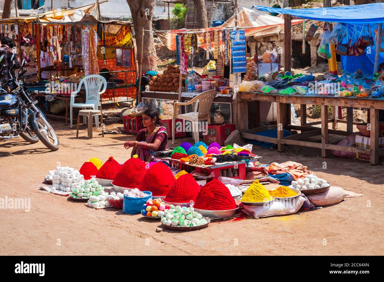 HAMPI, India - 21 febbraio 2012: Holi colori in polvere al mercato locale in India Foto Stock