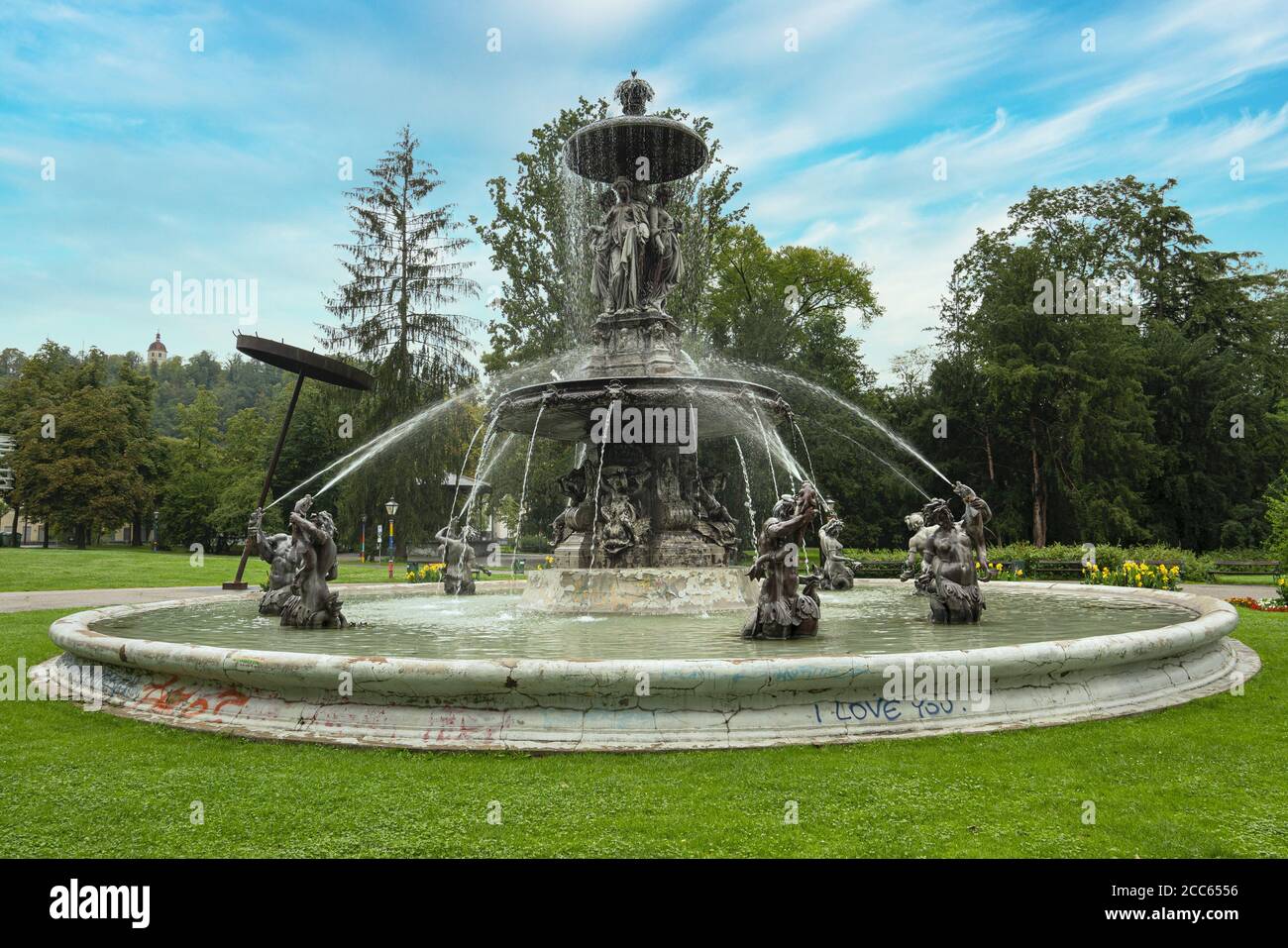 Graz, Austria. Agosto 2020. Fontana di Rostiger Nagel nel parco stadtpark nel centro della città Foto Stock