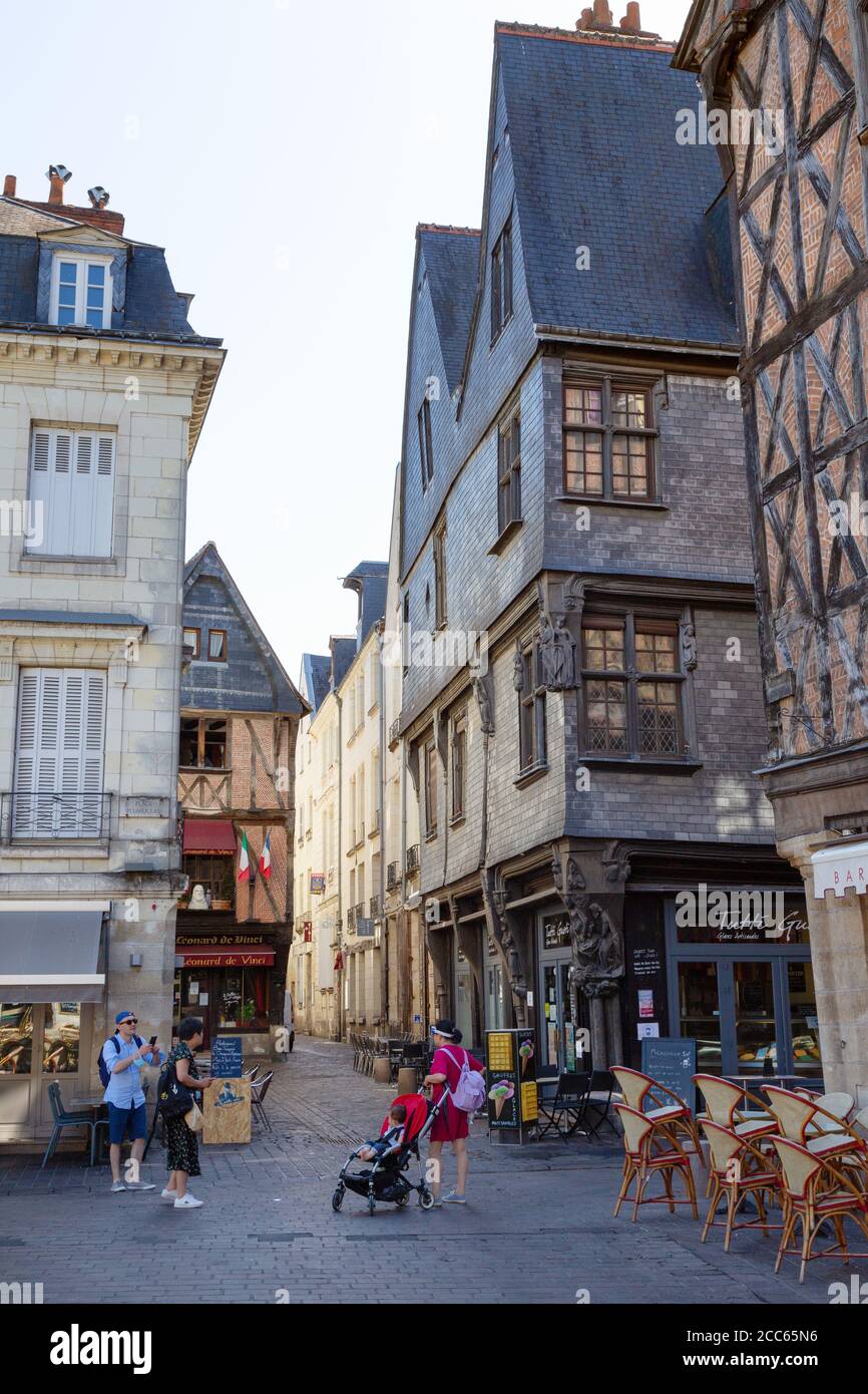 Francia medievale - scena di strada con edifici medievali nella città vecchia, Tours, Valle della Loira, Francia Europa Foto Stock